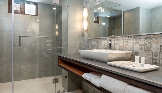 Country Inn & Suites by Radisson, Sonamarg - Guest room bathroom