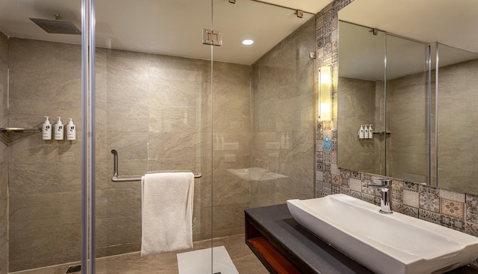 Country Inn & Suites by Radisson, Sonamarg - Junior Suite Bathroom