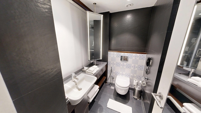 Country Inn & Suites by Radisson, Zirakpur - Deluxe room bath