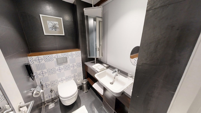 Country Inn & Suites by Radisson, Zirakpur - Superior room bath