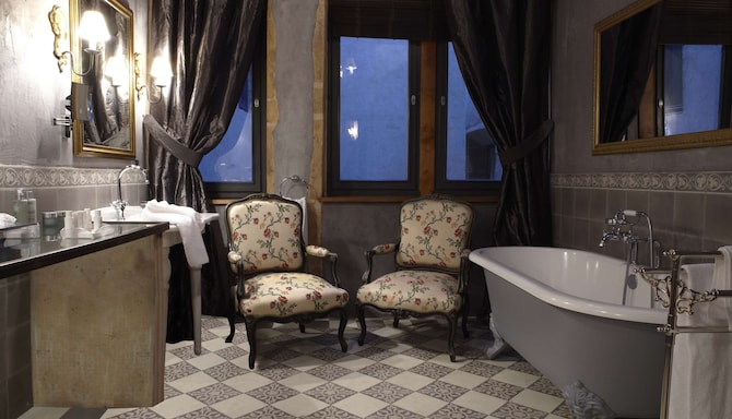 Cour des Loges by Radisson Collection - Room