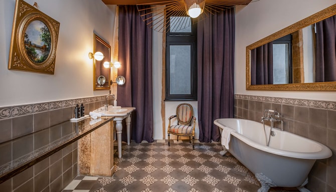 Cour des Loges Lyon, A Radisson Collection Hotel