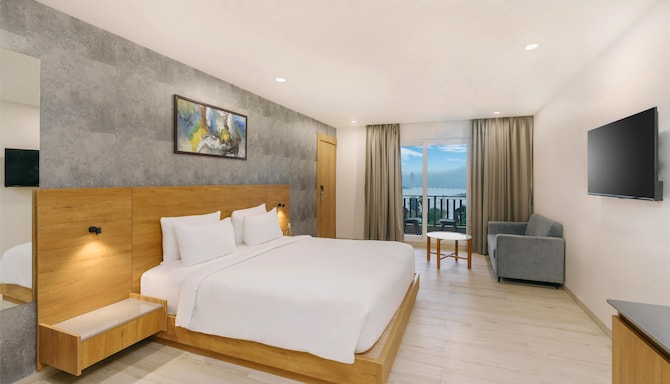 D Square Hotel Kevadia, a member of Radisson Individuals - Suite Room - Statue View with Balcony
