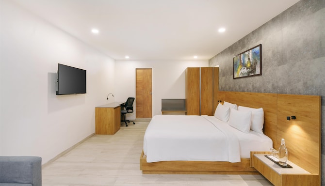 D Square Hotel Kevadia, a member of Radisson Individuals - Suite Room - Statue View with Balcony