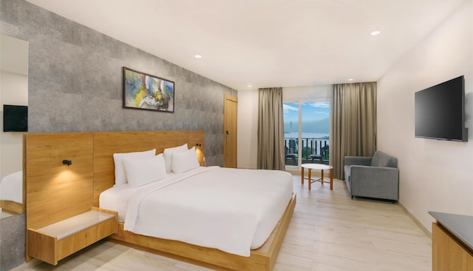 D Square Statue of Unity Kevadia, a member of Radisson Individuals - Suite Room - Statue View with Balcony