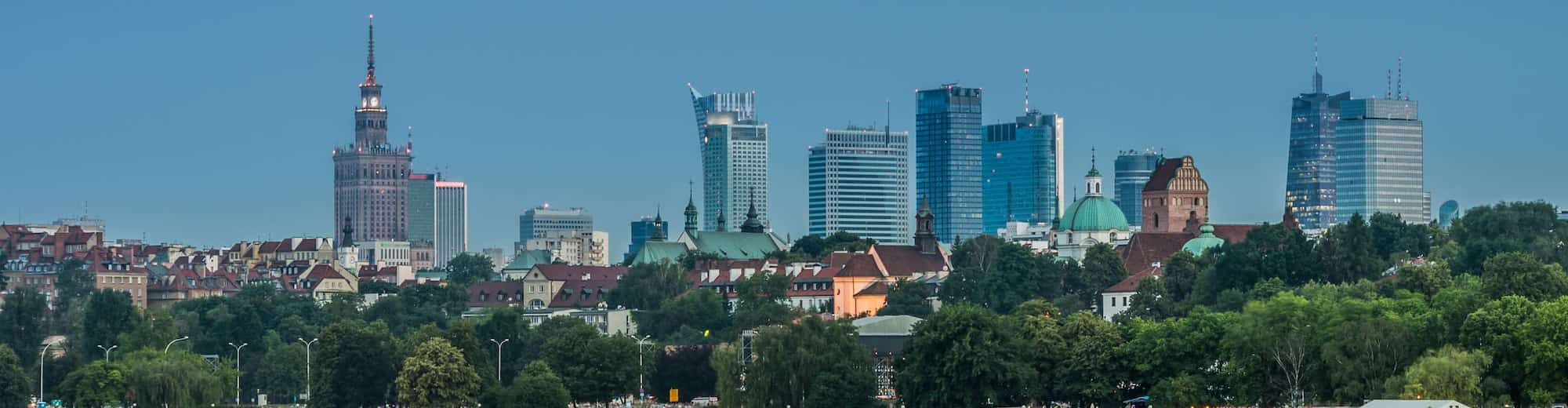 Reiseziel-Seiten - Luftaufnahme von Fluss und Stadt, Warschau