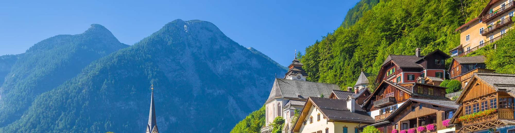 Reiseziel-Seiten - Häuser, Kirche und Berg in Österreich