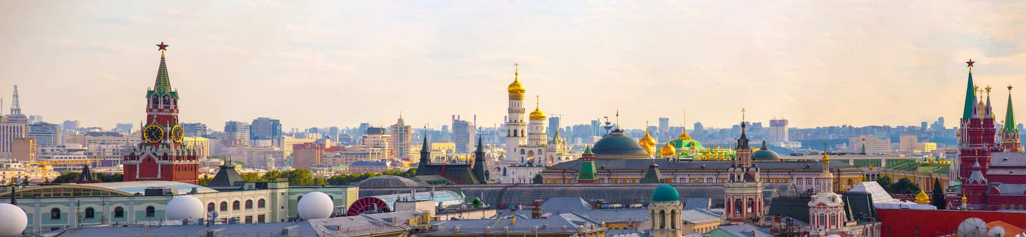 Reiseziel-Seiten - Luftaufnahme einer Stadt in Russland (Ansicht von der Dachetage)