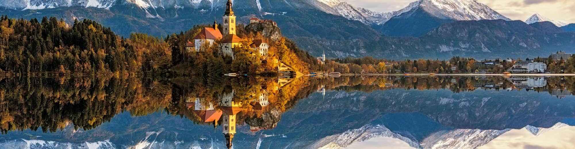 Reiseziel-Seiten – Kirche mit Bergkulisse, Slowenien