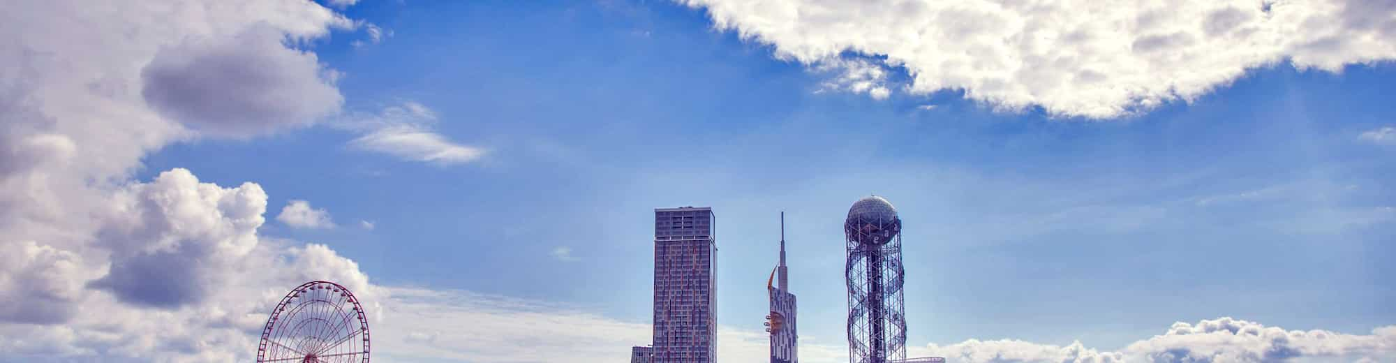 Reiseziel-Seiten – Skyline und Blick auf das Wasser in Georgien