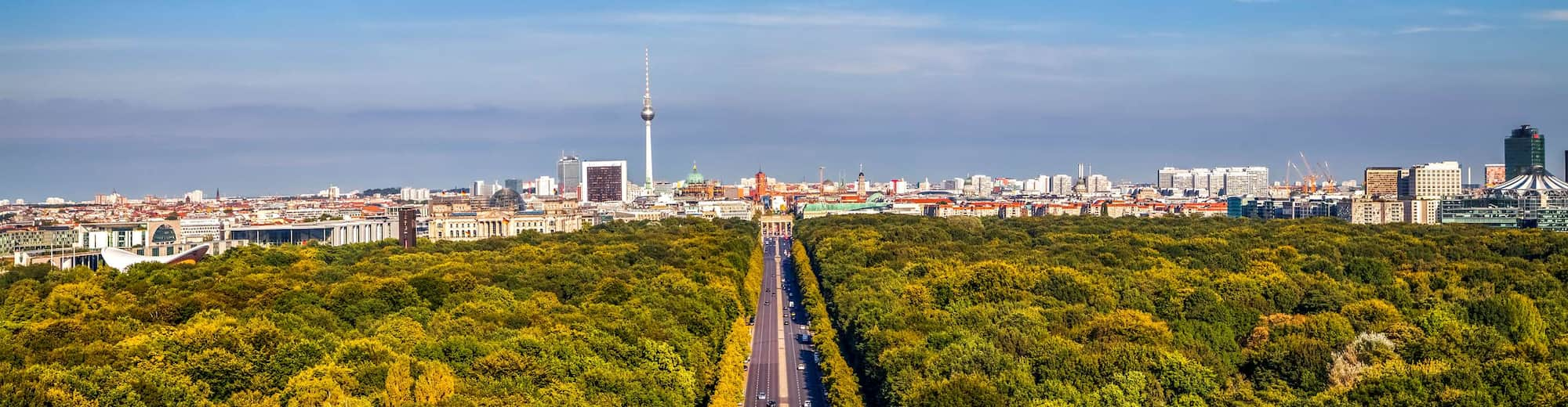 Reiseziel-Seiten - Luftaufnahme von der Berliner Skyline und dem Brandenburger Tor