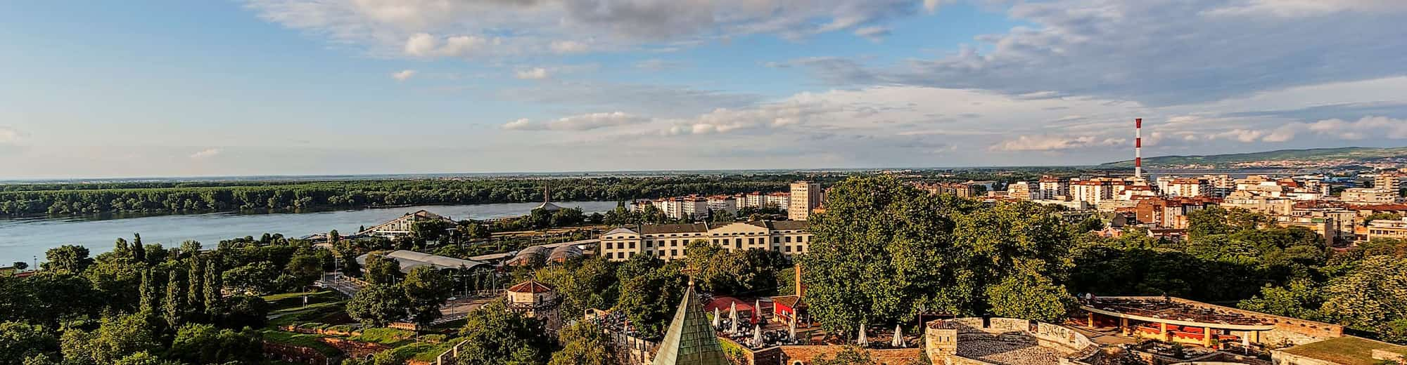 Reiseziel-Seiten – Luftaufnahme von Stadt in Serbien