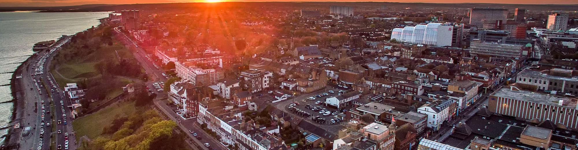 Reiseziel-Seiten – Luftaufnahme von Southend-On-Sea bei Sonnenuntergang