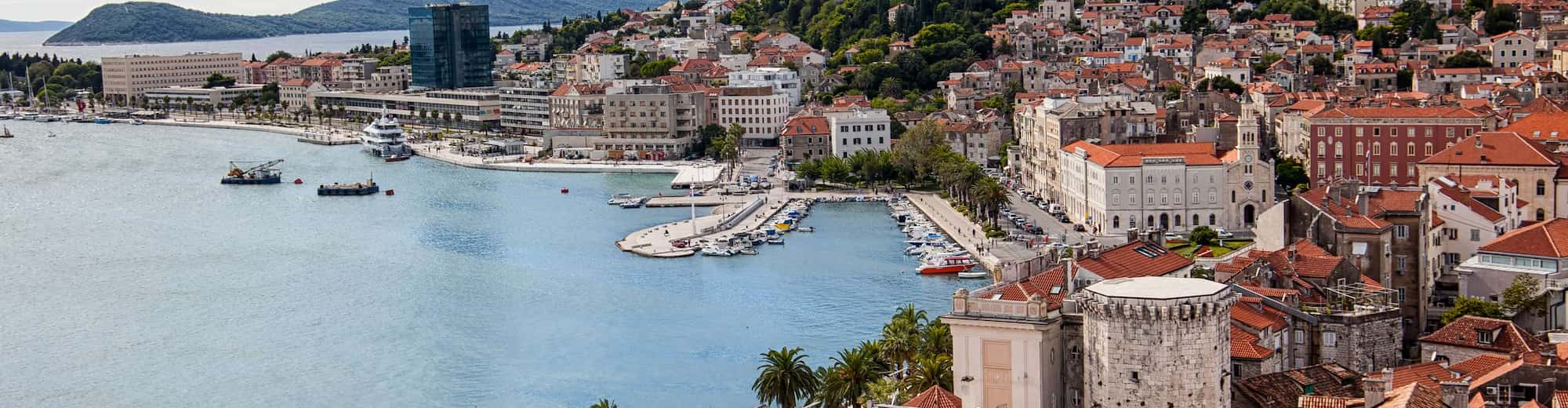 Reiseziel-Seiten – Luftaufnahme von Hafen und Stadt, Split