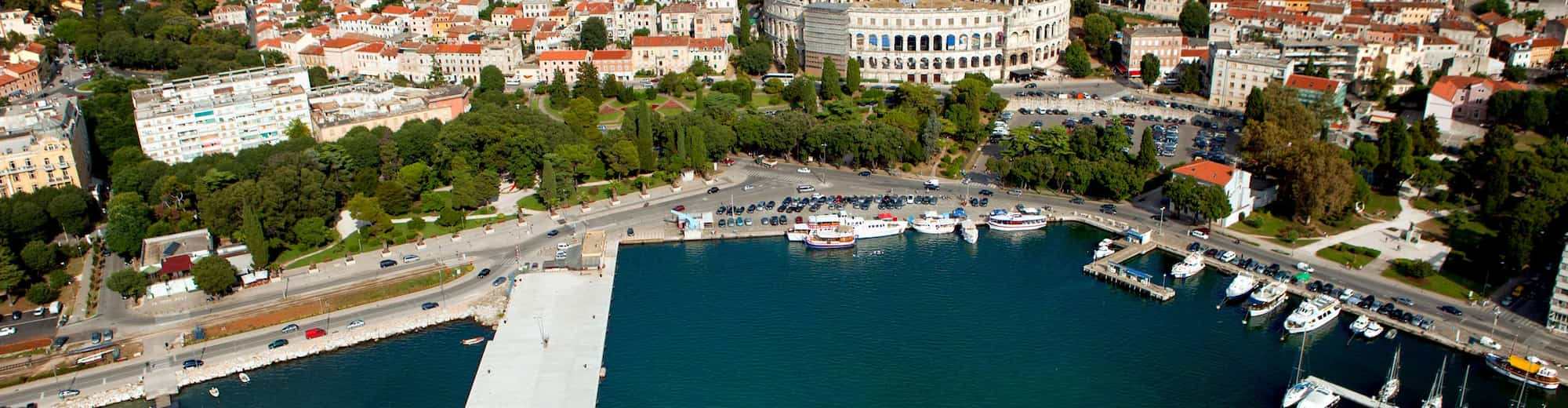 Reiseziel-Seiten – Luftaufnahme von Hafen und Stadt, Pula