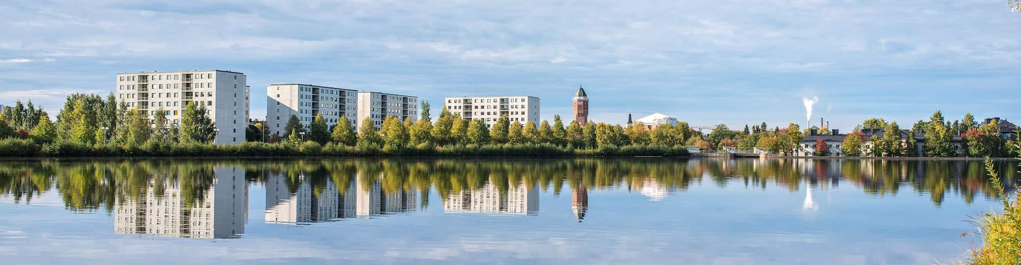 Reiseziel-Seiten – Luftaufnahme von See und Stadt in Oulu