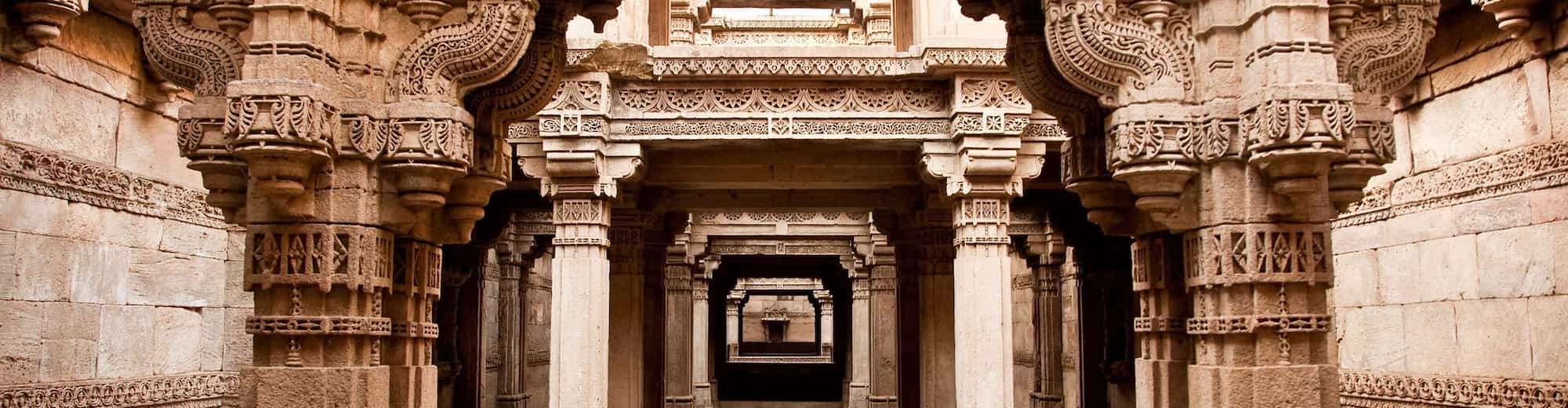 Reiseziel-Seiten – Adalaj-Stufenbrunnen in Ahmedabad