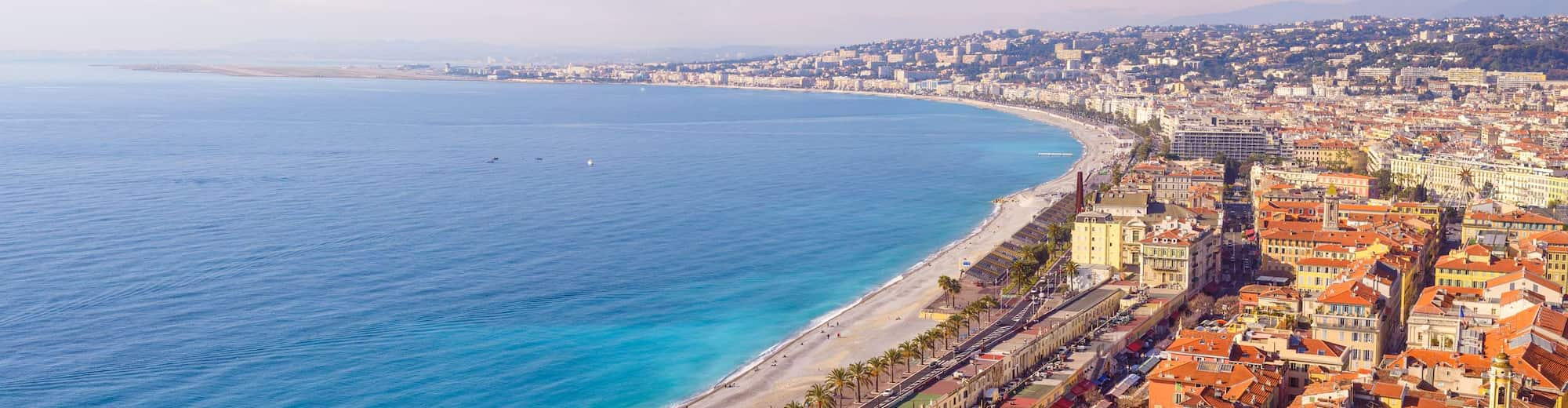 Reiseziel-Seiten - Luftaufnahme von Stadt und Strand in Nizza