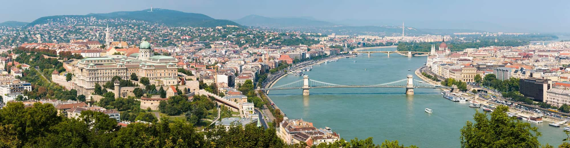 Reiseziel-Seiten – Luftaufnahme von Fluss und Stadt, Budapest