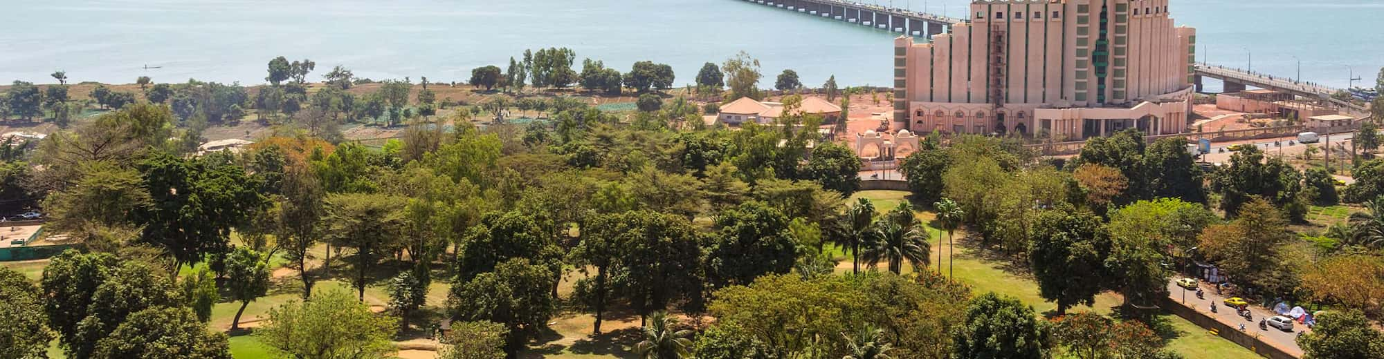 Reiseziel-Seiten – Luftaufnahme vom Fluss und der Stadt Bamako