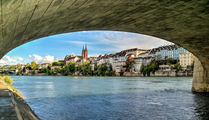 Pages relatives aux destinations - Vue de la ville sous le pont de Bâle