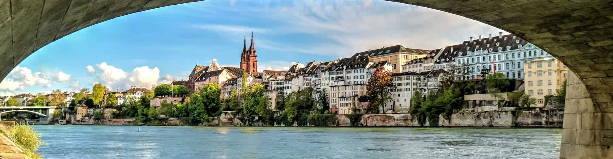 Reiseziel-Seiten – Stadtbild von Basel, von der Brücke aus aufgenommen