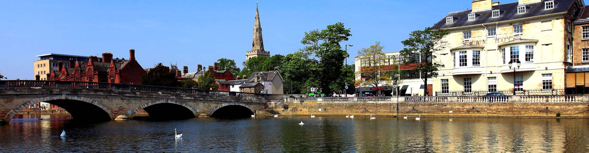 Reiseziel-Seiten – Luftaufnahme vom Fluss und der Stadt Bedford