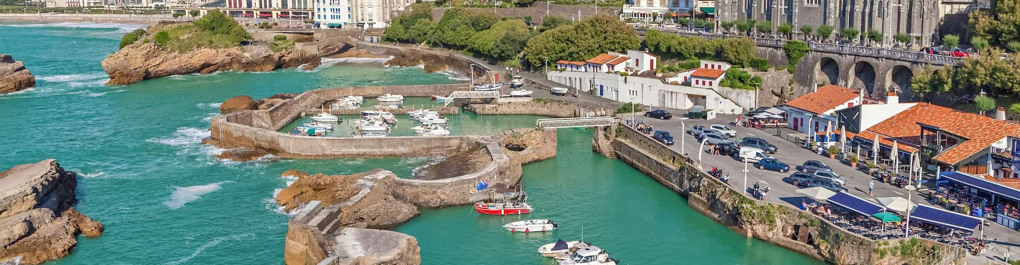 Reiseziel-Seiten – Blick auf Biarritz und den Hafen