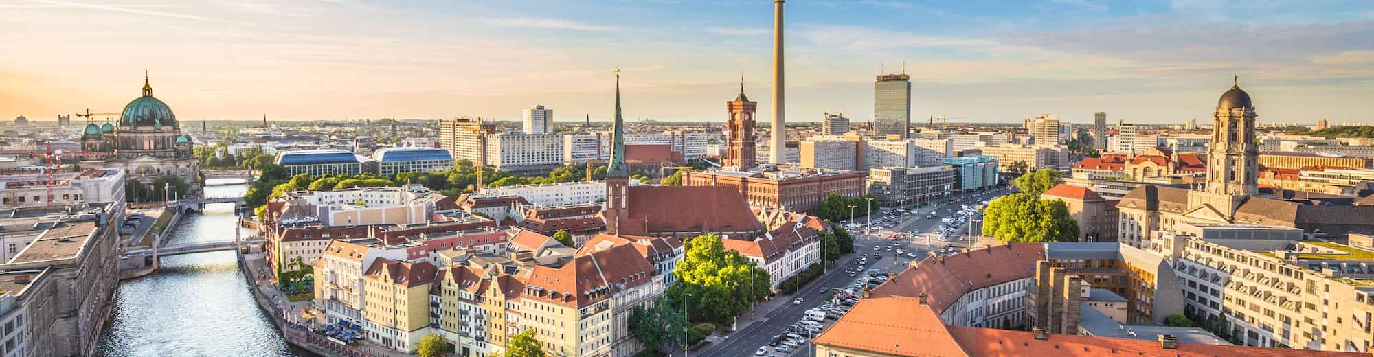 Reiseziel-Seiten - Luftaufnahme der Stadt Berlin mit Fluss