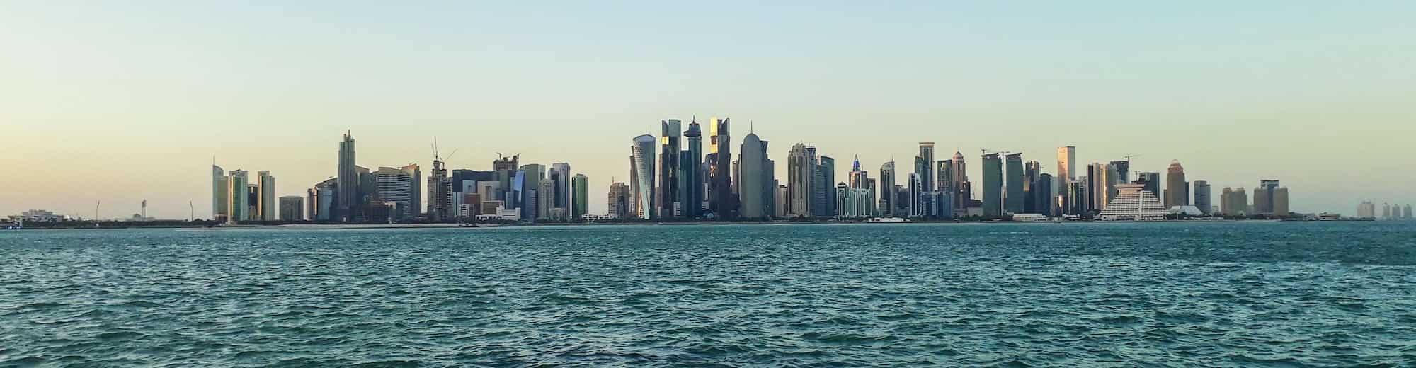 Reiseziel-Seiten – Skyline von Doha