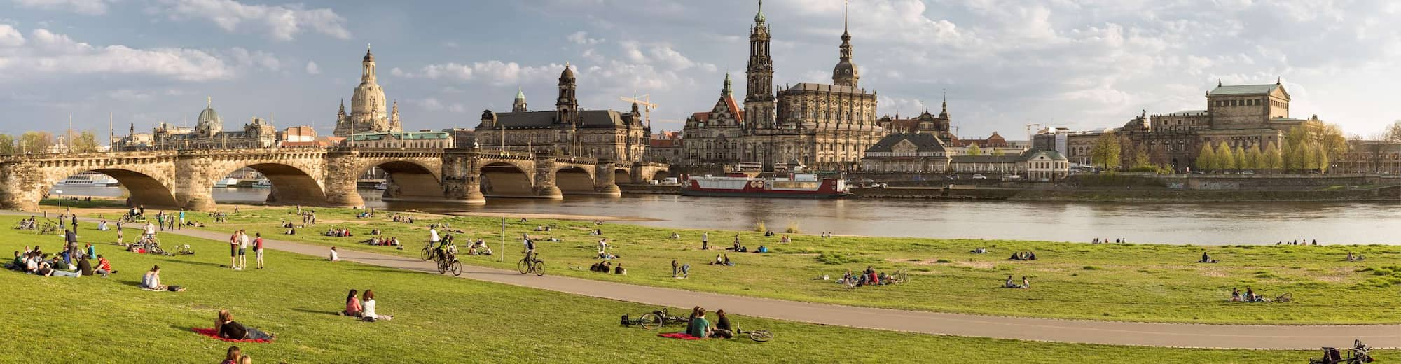 Reiseziel-Seiten – Luftaufnahme von Fluss und Stadt, Dresden