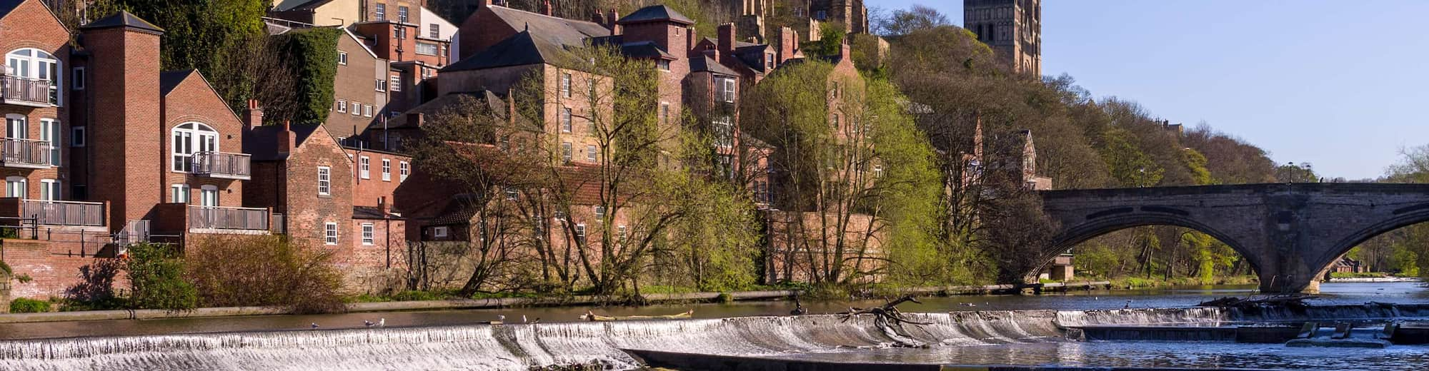 Reiseziel-Seiten – Kathedrale und Burg von Durham am anderen Flussufer