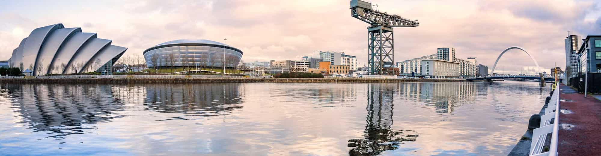 Reiseziel-Seiten - Luftaufnahme von Fluss und Stadt, Glasgow