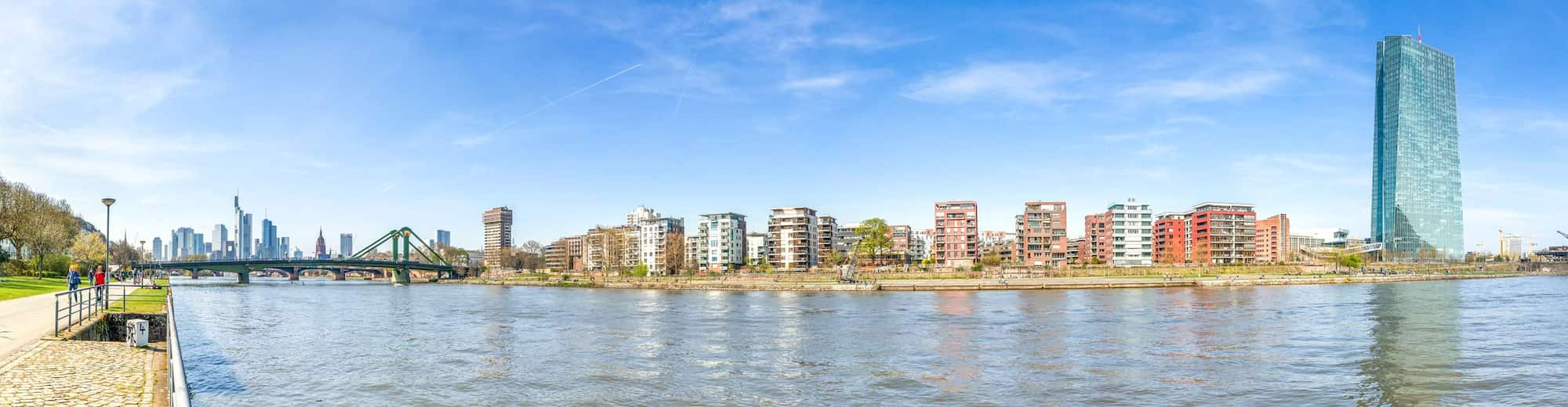 Reiseziel-Seiten - Fluss und Skyline in Frankfurt