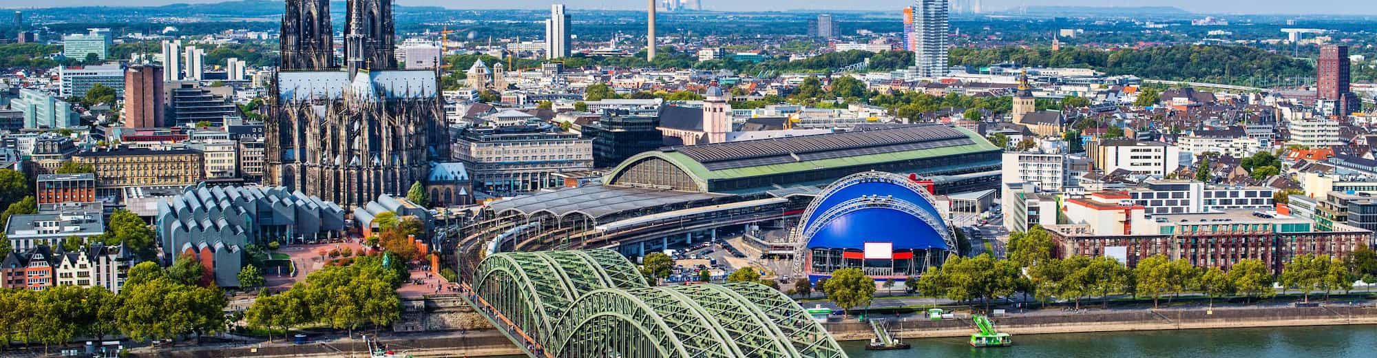 Reiseziel-Seiten - Luftaufnahme von Fluss und Stadt, Köln