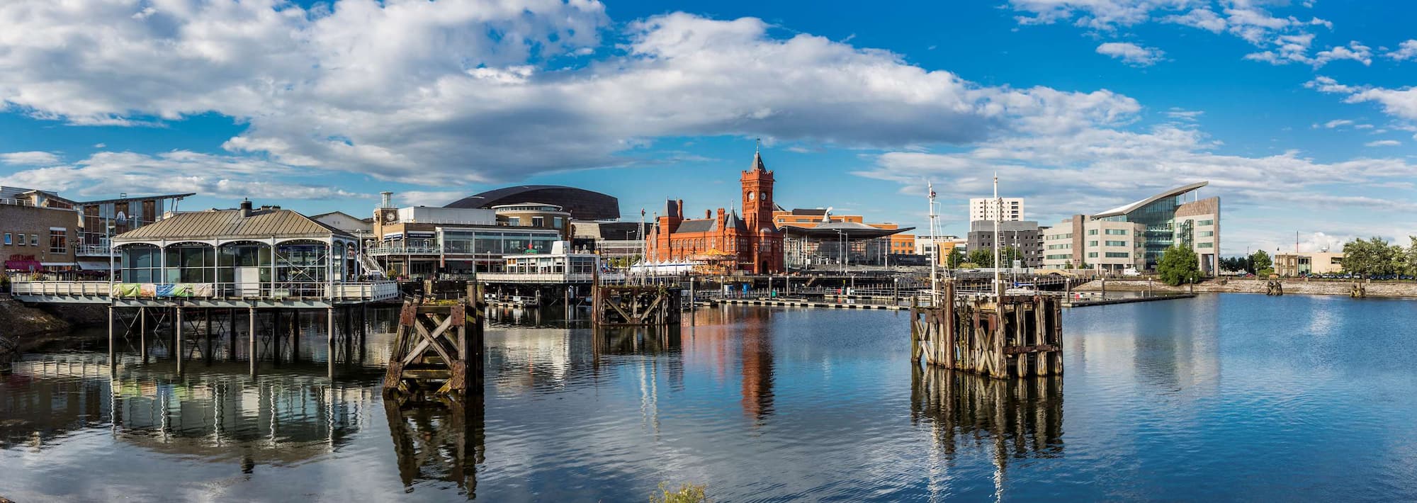 Destinationssidor - Vy av staden och hamnen i Cardiff
