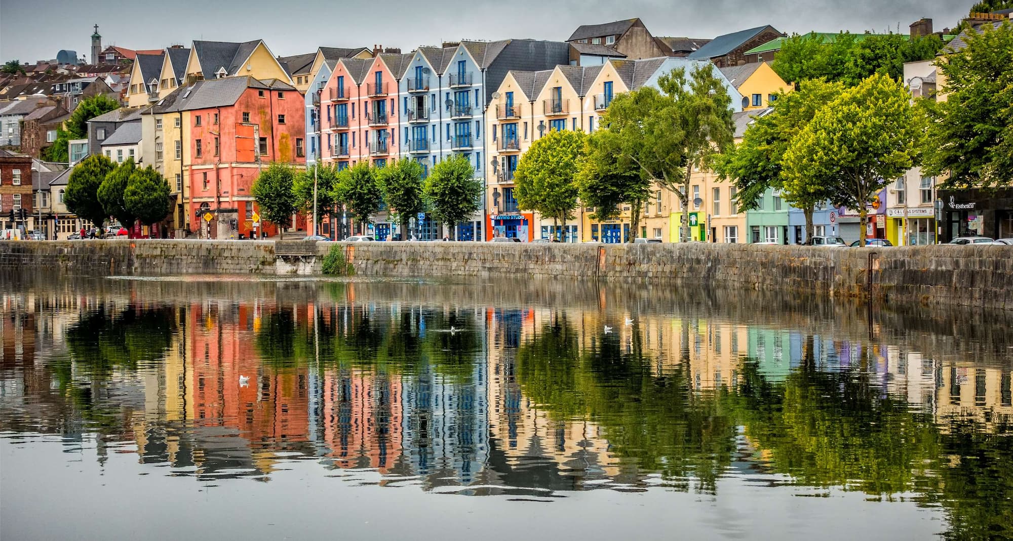 Páginas de destinos - Vista do rio e da cidade de Cork