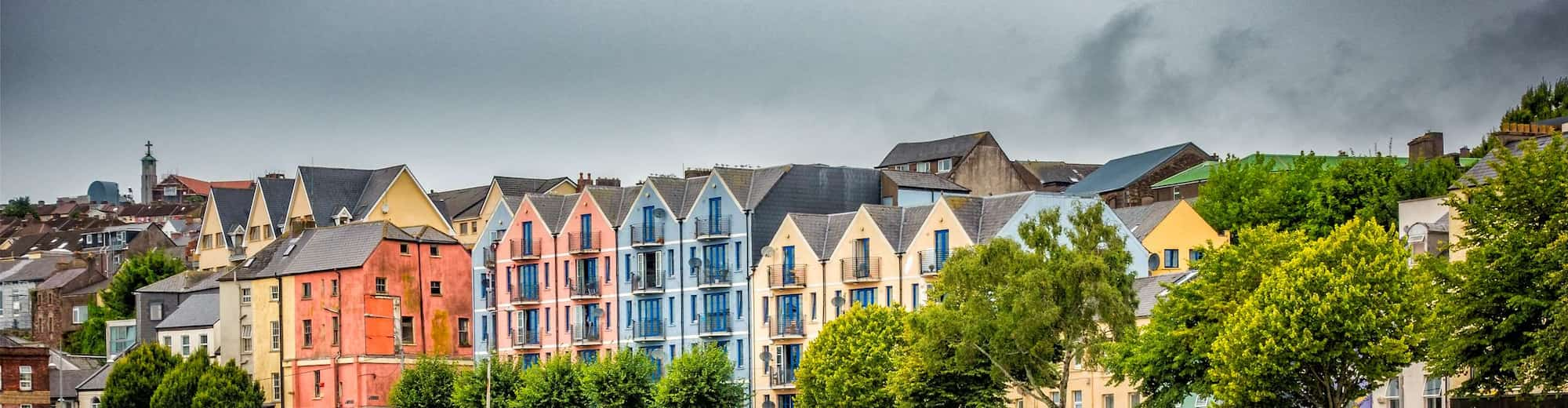 Reiseziel-Seiten - Luftbild vom Fluss und der Stadt Cork