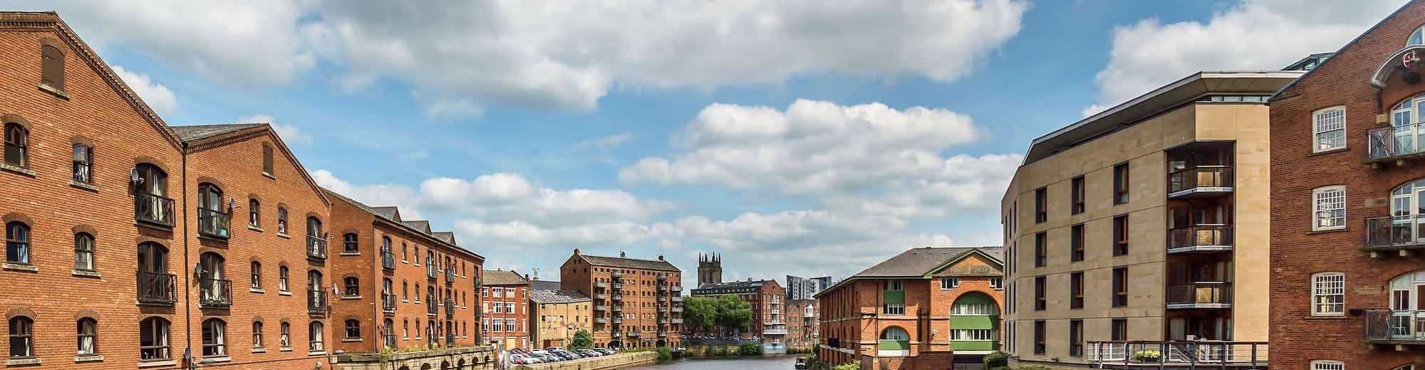 Reiseziel-Seiten - Blick auf Fluss und Uferstadt, Leeds