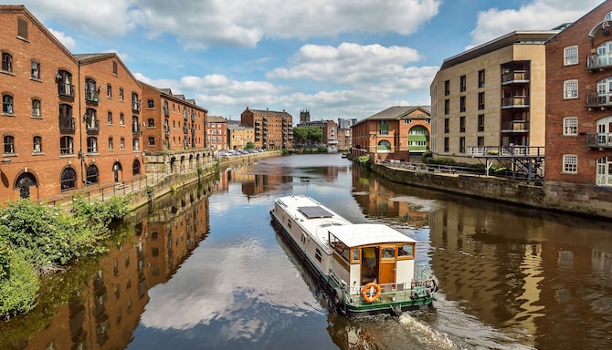 Páginas de destinos - Vista do rio da cidade de Leeds e suas margens