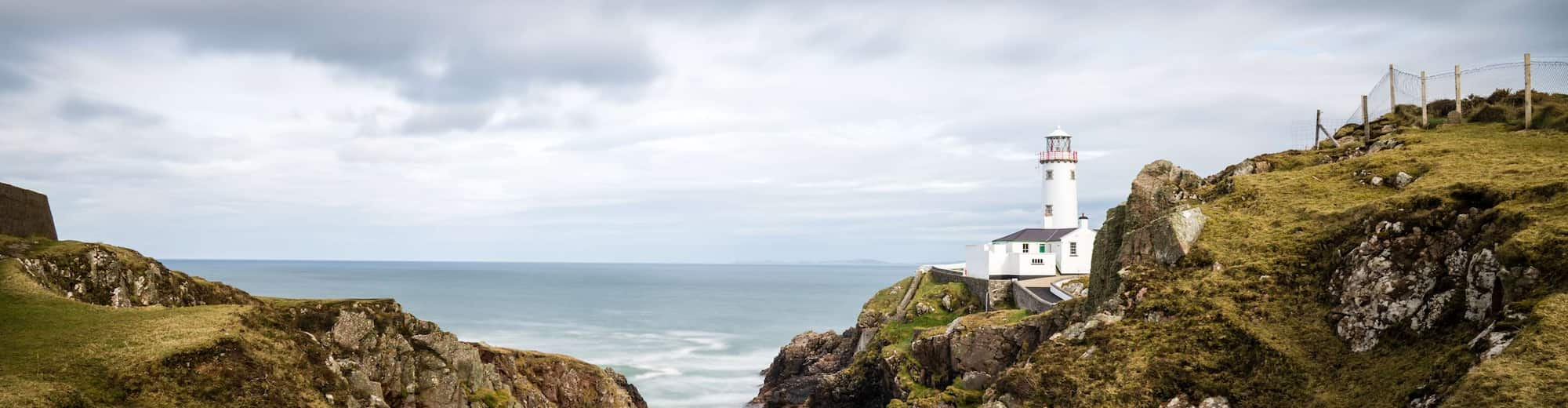 Reiseziel-Seiten - Leuchtturm in der Hügellandschaft von Letterkenny