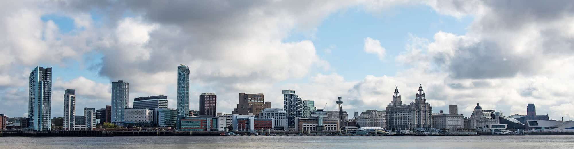 Reiseziel-Seiten – Skyline in Liverpool