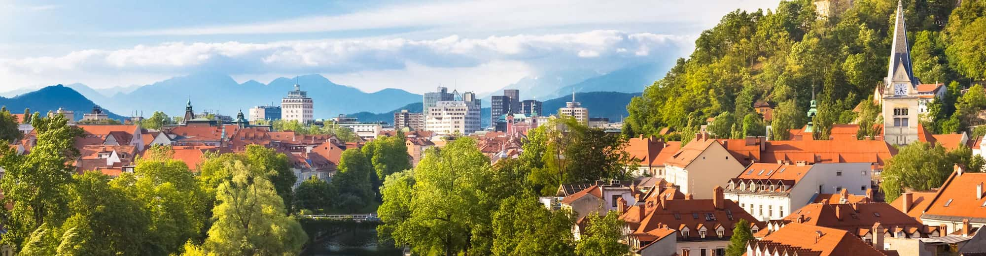 Reiseziel-Seiten – Luftaufnahme von Fluss und Stadt, Ljubljana