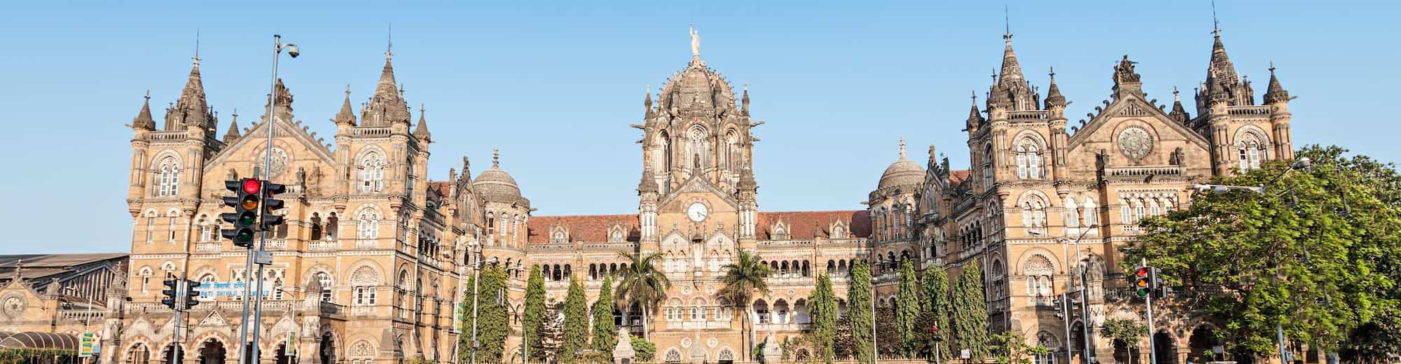 Reiseziel-Seiten – Bahnhof in Mumbai