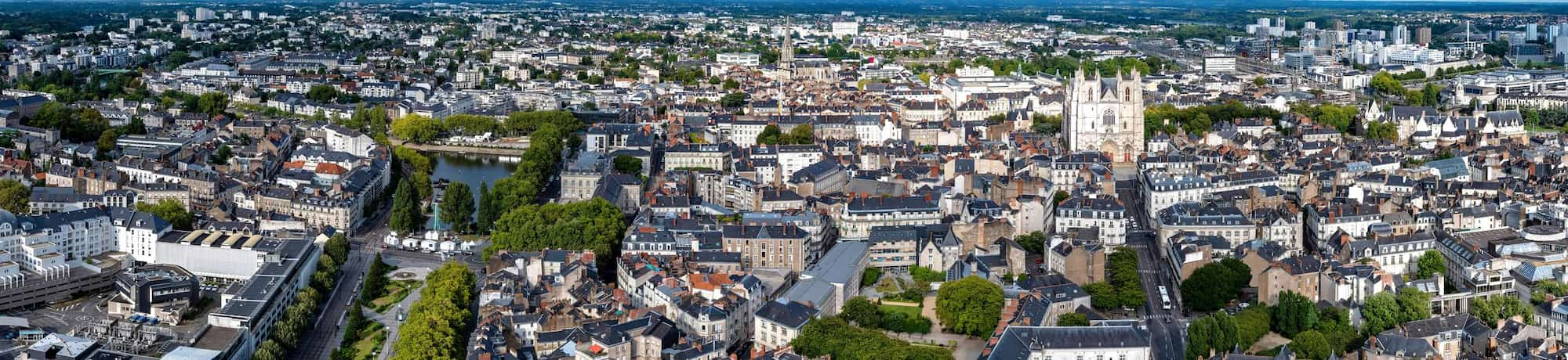 Reiseziel-Seiten – Stadtpanorama in Nantes