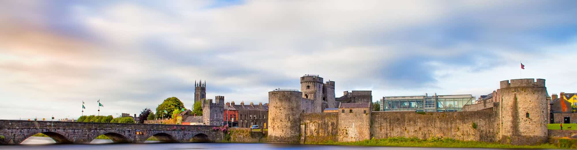 Reiseziel-Seiten – Brücke und Burg in Limerick