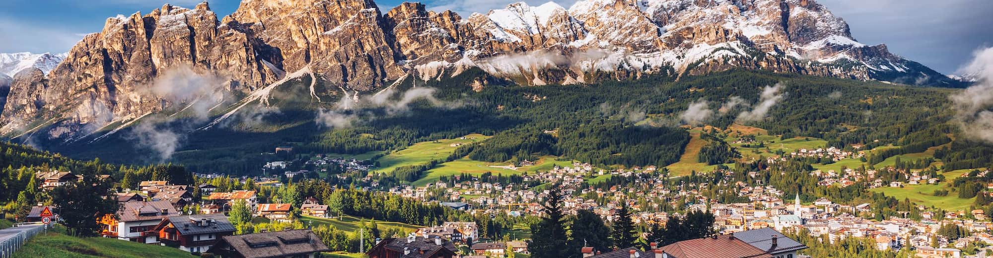 Blick auf Cortina D'Ampezzo mit dem Pomagagnon im Hintergrund, Dolomiten, Italien