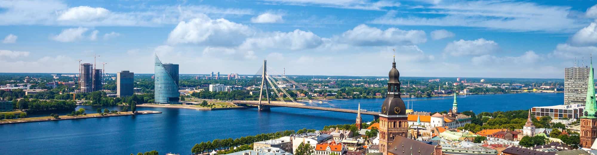 Reisemålssider – luftfoto av by og bro i Latvia