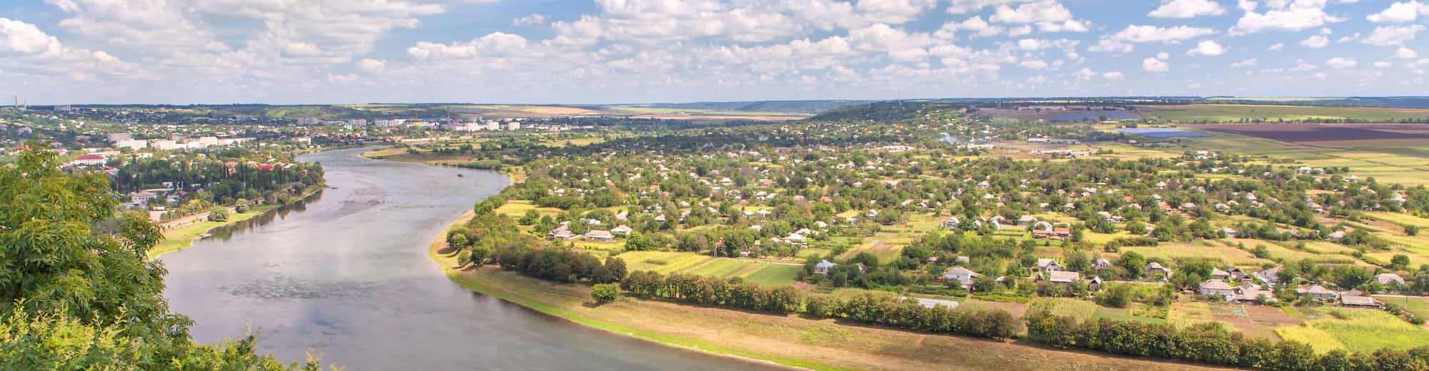 Reisemålssider – luftfoto over by og elv i Moldova