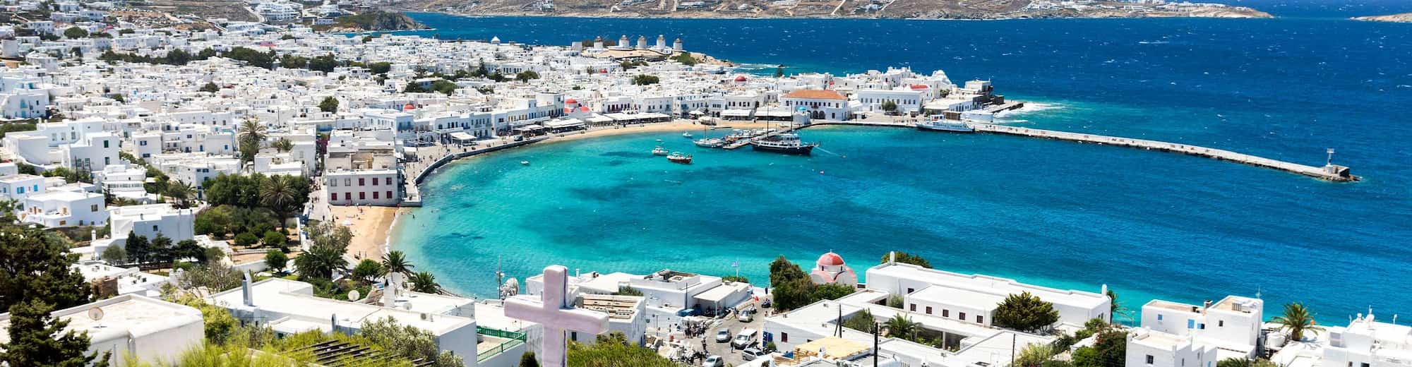 Páginas de destino - Vista aérea del puerto y la ciudad en Grecia